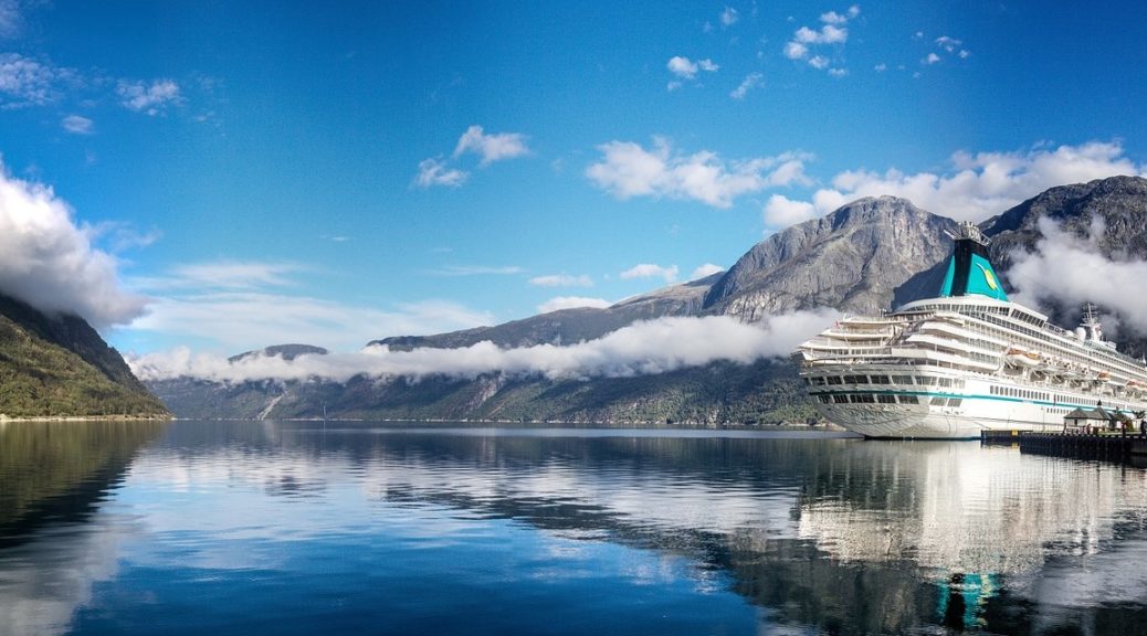 Cest un magnifique paysage des Fjord avec à droite de limage un bateau de croisière